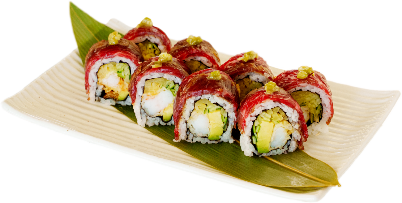 Rolki sushi w czerwonej rybie z awokado